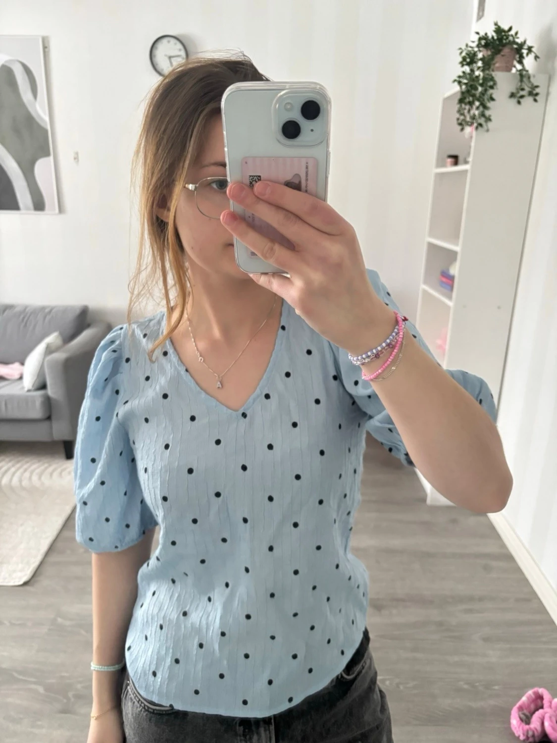 Blå prickig blus med puffärm