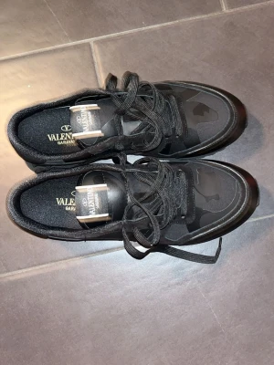 Valentino Rockrunners - Inprincip nya svarta valentions, Super bra skick och väldigt sköna att gå i. Säljs då jag växte ur dom snabbt.