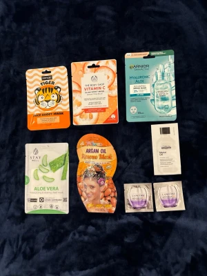 Blandning av oöppnade ansiktsmasker och sånt - Oöppnade paket av ansiktsmasker mm. Säljer för jag kan inte använda pga känslig hud men fick massa i present.