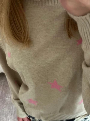 Beige polotröja från Lindex  - Säljer denna jättefina polotröja från Lindex i stl 170, men är bra i storlek för mig som har xs-s. Den är aldrig använd och med prislappen kvar, nypris 279 kr. Hör av er om frågor! 💗