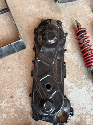 Svart variatorkåpa till moped - Säljer en svart variatorkåpa till moped eller scooter. Kåpan är tillverkad i metall och har flera fästhål runt kanterna samt ett större hål i ena änden. Passar bra för dig som behöver reservdelar till din moped.