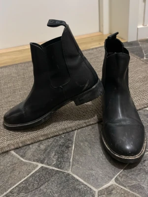 Ridskor från CRW BILLIGA - Ridskor från CRW hööks. Använda ett fåtal gånger, fint skick. Storlek 39. Lite dammiga ner till som går att tvätta bort. 