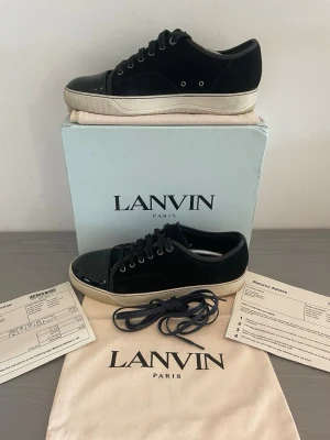 Lanvin - Lanvins skor. Svarta med glans. 8/10 skick. Storleken är uk8 vilket motsvarar 42-43