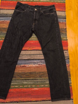 Mörkblå jeans från HM 34-32 - Säljer ett par sköna Jeans i storlek 34 - 32. Bra skick förutom lite småslit i fotändarna. Se bilder för skick.