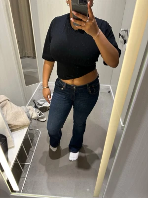 Low boot lager 157  - Snygga mörkblå bootcut jeans från lager 157  med klassisk femficksdesign och normal midja. Jeansen har en lätt utsvängd passform nertill och är tillverkade i denim med stretch för extra komfort. Perfekta för en trendig och avslappnad look. Köpta för några veckor sedan. Kommer inte till användning. 