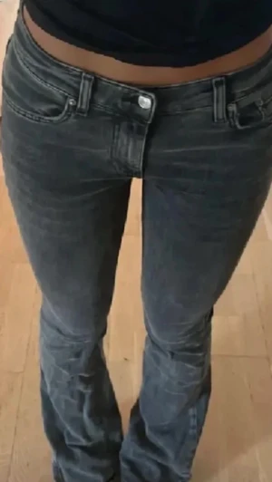 Grå bootcut jeans med låg midja - Snygga grå bootcut jeans med låg midja och klassisk femficksdesign. Har endast använd dessa 2 ggn så nästan nyskick. Köpte dessa för 600kr