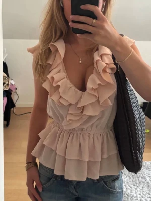 Rosa trendig hm topp  - FRI FRAKT!!Säljer den trendiga hm blusen i ljusrosa färg. I storlek m, men passar mig med vanligtvis s. Ställ gärna frågor! Obs landade bilder 🩷💞osäker på om jag vill sälja, därav pris🩷