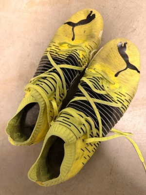 Gula Puma fotbollsskor med snörning - Säljer ett par gula fotbollsskor från Puma jättebra skick och är 44,5 
