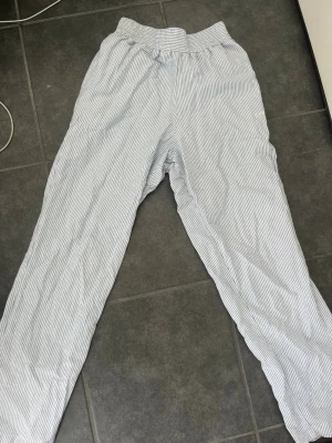 Randiga pyjamasbyxor  - Super snygga pyjamasbyxor från djerf avenue. Byxorna är i jätte bra skicka och super sköna i materialet🥰