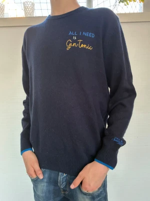 MC2 Saint Barth tröja - Sällsynt MC2 Saint Barth tröja herr med texten  ”All I NEED IS GINTONIC ” och den är av materialet Kashmir| Storlek: S| Pris: 1699kr| Skick: 9,8/10| Hör av dig vid minsta lilla fundering eller fråga!|