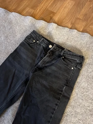 Svarta raka jeans med hög midja - Skit snygga gråa jeans. Vet inte var ifrån men inte från SHEIN iallafall, känns inte som SHEIN. Jätte bra skick. 💗💗