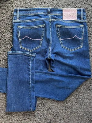 Jacob Cohën J622 Comf - Exklusiva Jacob Cohën J622 COMF. Handgjorda i Italien av lyxig premiumdenim.  👕 Jacob Cohën - J622 COMF Slim 📏 Storlek W33. 🧵 98% Bomull, 2% Perfekt mängd elestan för komfort 📐 Midja 41cm, Längd 102cm, Lår 25cm, Benslut 17cm ✅ B Grade. Använda men med mycket liv kvar! Denimet är fortfarande i toppenskick! ✨ Silverdetaljer, broderier & citat, handgjort i Veneto.  ‼️ Skickas snabbt ‼️