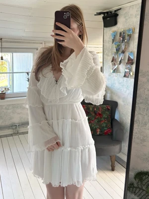 Sommarklänning - Fin sommarklänning från Gina tricot, aldrig använd. Passar perfekt nu till sommaren eller student! Storlek S, köptes för 700kr. Priset är diskuterbart!💓