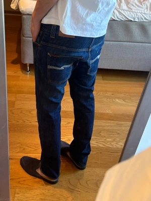 Mörkblå jeans från Nudie  - Storlek: W34 L34. Modell: Thin Finn Skick: Bra men hål i ena fickan (går att sy igen) 