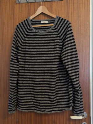 Svart och grårandig stickad tröja - Från s.c.w, mysig oversized för mig som dam s/m 