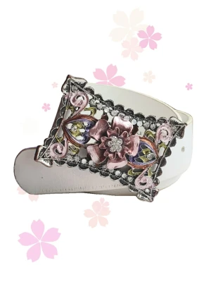 Vintage bälte med blommigt spänne - Jättefint vintage bälte med blommor och rhinestones! 🌸 
