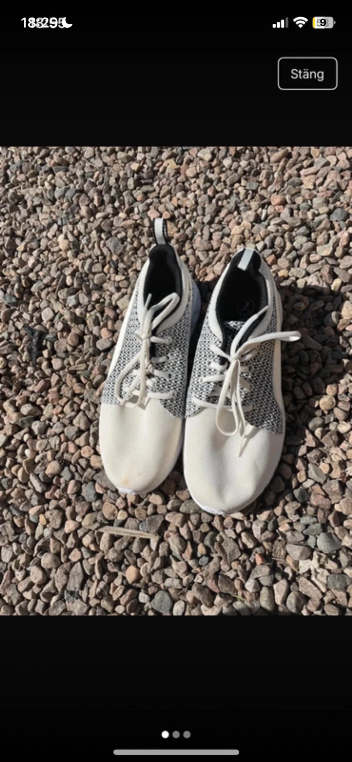 Vita och grå sneakers med mesh