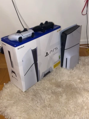 PS5 + 2 DualSense handkontroller - Två DualSense handkontroller till PlayStation 5, en i vit och en i svart. Ergonomisk design med touchpad, adaptiva triggers och inbyggd mikrofon. Perfekt för gaming på PS5.