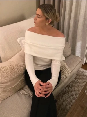 Off shoulder topp - Superfin off shoulder tröja från Zara🤍 Använd en gång så i väldigt bra skick!