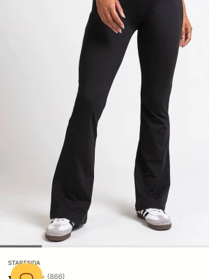 SÖKER svarta yoga pants från madlady i very tall - Jag söker dem hära yoga pantsen från madlady i storlek s eller m i längd very tall eller extra tall. Skriv till mig om ni vill sälja❤️❤️