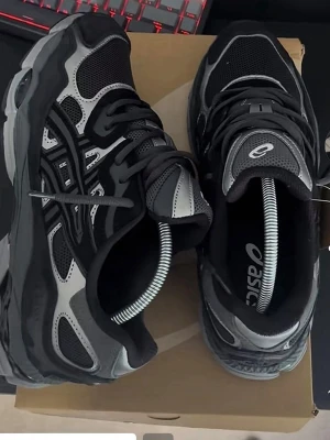 Asics NYC gel - Helt nya Asics NYC gel Black Som passar perfekt för dig nu när sommaren är här som vill ha några snygga dojor som passar til alla olika stilar 