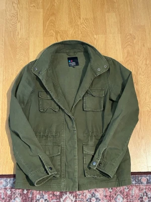  Field jacka -  Säljer nu denna riktigt schyssta Over shirt / Field Jacket som är i storlek M men sitter mycket mer som XS kom gärna med prisförsla🤝