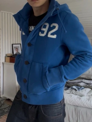 Abercrombie & Fitch hoodie L - Galet fet och eftertraktad hoodie från Abercrombie och Fitch. Modellen är 188 väger 78 Hoodien är xl men liten i storleken