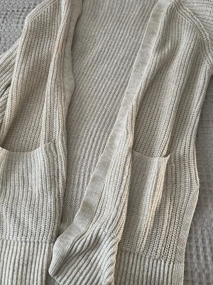 Kofta - Jättesnygg krämvit/beige stickad kofta köpt på stradivarius i storlek S. Har jättefint slits på båda sidorna. Använts ett par gånger men i bra skick. Inga fel på den. 🩷