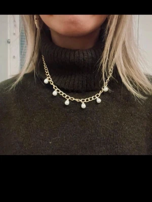 Pärlhalsband  - Halsband med pärlor i guld rostfritt och justerbart ❤️