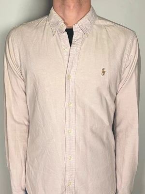 Ralph Lauren skjorta - Säljer en riktigt snygg och trendig Ralph Lauren skjorta i fint skick, storlek S, vid frågor är det bara att skriva //Gramenti