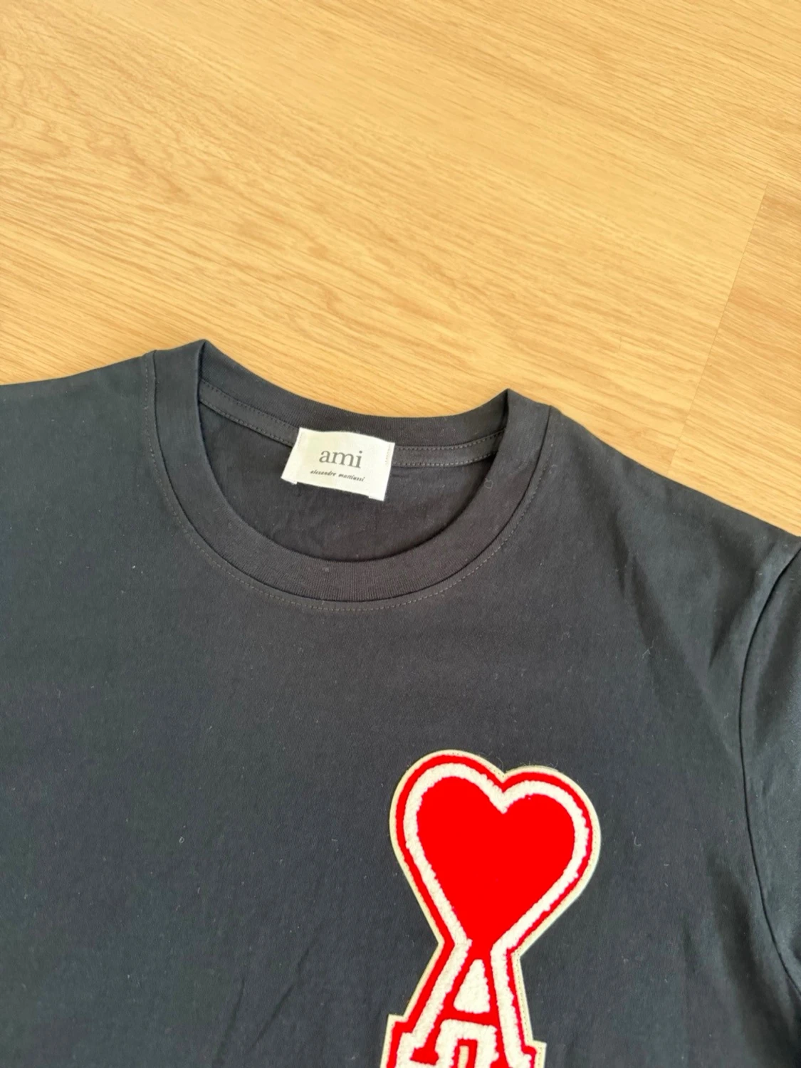 Svart t-shirt från Ami med hjärtdetalj - 1