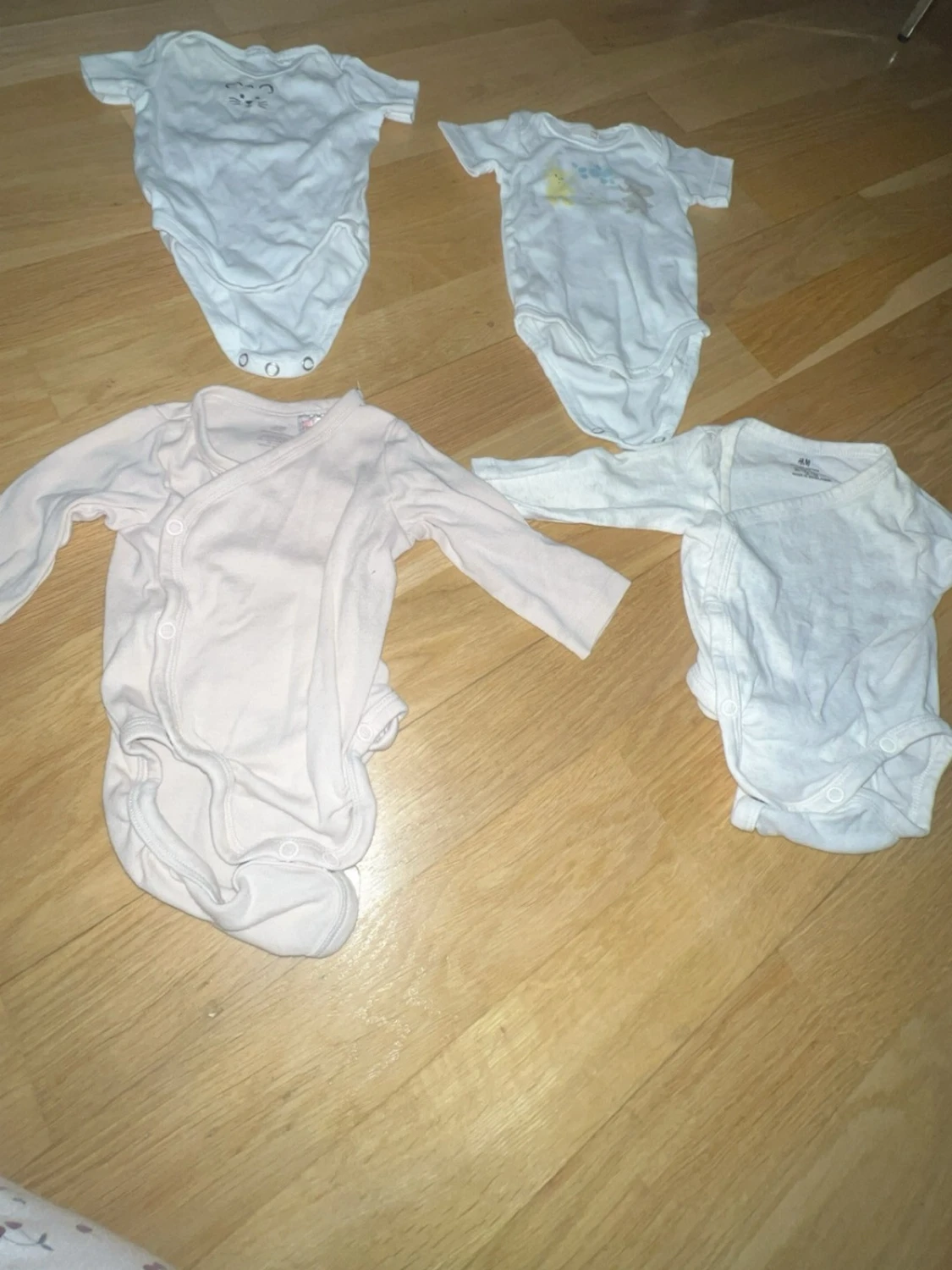 Mix av babybodys i neutrala färger - 2