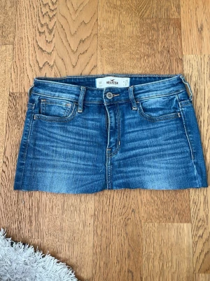 Blå jeanskjol från Hollister - Jättesnygg kort jeanskjol från hollister!!💞💞💞💞💙💙💙