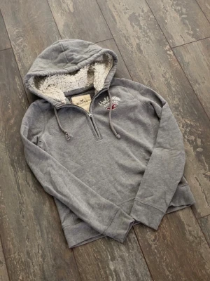 Hollister Hoodie - Säljer denna feta Hollister tröjan. Skicket är 10/10, storlek S. Pris 499kr kan sänkas.