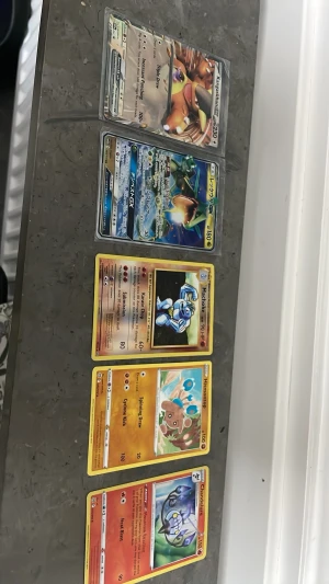 Pokémonkort samling med GX och holo - Säljer en samling Pokémonkort med bland annat Kangaskhan GX, Machoke, Hitmonchan och Chandelure. Flera kort är holo och några är på japanska. Perfekt för samlare eller dig som vill boosta din lek med coola och färgglada kort!