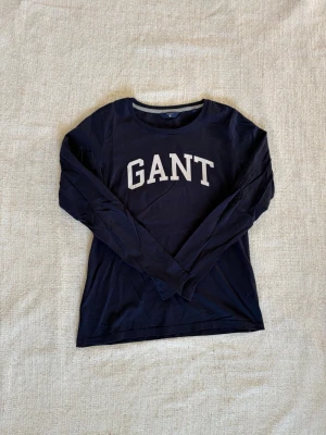 Långärmad gant T-shirt  - Söker du en bekväm långärmad T-shirt  perfekt till våren och sommarkvällarna? Denna långärmade T-shirt är i fint skick och passar till det mesta. Dessutom till ett väldigt fördelaktigt pris där nypriset är upp emot fem gånger så mycket. Tveka inte på att slå till!  (Postar inom 24)