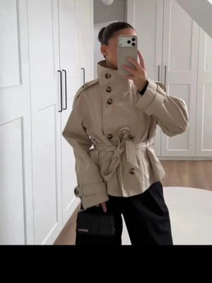 Bershka trenchcoat  - Helt ny bershka trenchcoat med prislappen kvar. Storlek xs