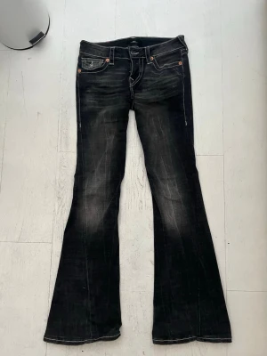 True Religion svarta lågmidjade flare jeans  - Jag säljer dess snygga svara lågmidjade jeans ifrån true religon. Själv är jag 165 cm , dem passar perfekt för mig men skulle också nog göra för nån som är 170 cm. Säljer pågrund av att dem inte kommer till användning.