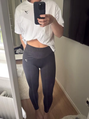 Mörkgrå seamless leggings Gymshark - Säljer ett par mörkgrå seamless leggings från Gymshark med hög midja och ribbad linning. Stretchigt material som sitter tight och formar sig efter kroppen. Onvända!