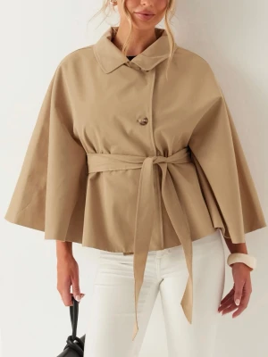 Beige cape trenchcoat från bubbleroom - Helt ny stilren beige cape trenchcoat från bubbleroom med knytskärp i midjan och vida ärmar. Jackan har klassisk krage och knäppning framtill.❤️