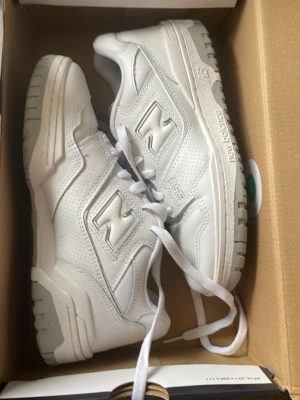 Vita New Balance 550 sneakers - Säljer ett par helvita New Balance 550 sneakers med klassisk låg siluett. Skorna har perforerade detaljer på sidorna, tydlig N-logga och robust sula. Har ej används så mycket och är i ett bra skick. Skolåda finns ej men om de behövs kan skickas med. Hör gärna av dig om du har frågor eller är intresserad!👌🏼
