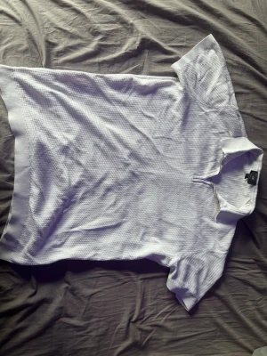 Beige piké H&M - Stilren och väldige skön piké från H&M i storlek M. Använd förra sommaren, inga slitage eller hål.