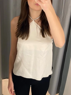 Halterneck topp  - Jättefin halterneck topp från hm. Använd vid ett tillfälle så i mycket bra skick!💕