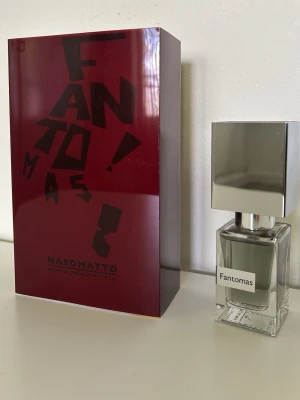Nasomatto Fantomas 30ml - Säljer min Nasomatto Fantomas. Använd endast ett fåtal gånger, cirka 29/30 ml kvar. Presentationen ingår. Köpt på NK för 1495kr. Tar byten, kom med förslag. Hör av er vid funderingar! 