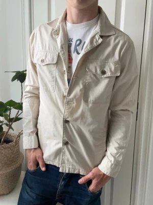 East west overshirt  - East west overshirt - personlig favorit. Bara väldigt najs, lite ostruken tho, Inga defekter! Modellen i bilderna är 180 cm 75 kg och bär Storlek M , Kom med frågor! 🌟 (Kan gå ned i pris vid köp av paket 😉) 