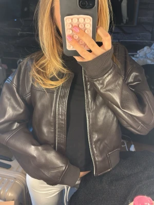 Skinna jacka - Jätte snygg jacka, den är mörkbrun och knappt använd så i nytt skick! 