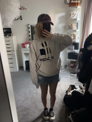 Marant hoodie - Sååå snygg har inga defekter ser helt ny ut. Använd fåtal gånger, ny priset ligger på 2800.