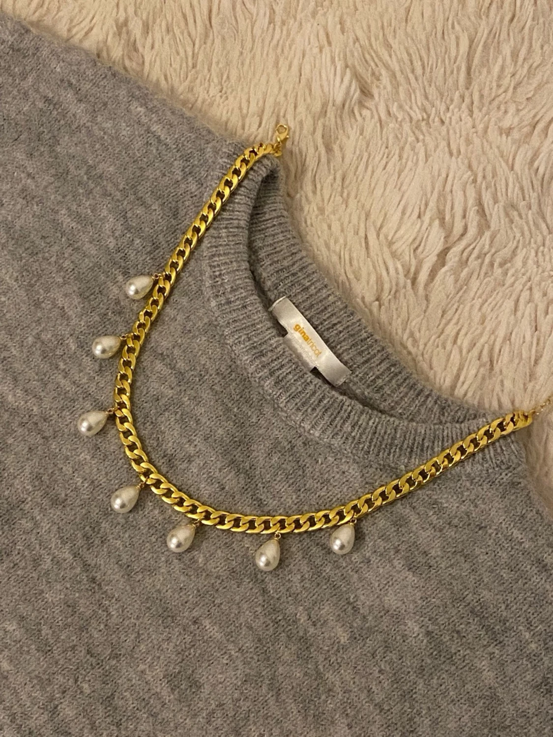 Guldfärgat halsband med pärlor - 1