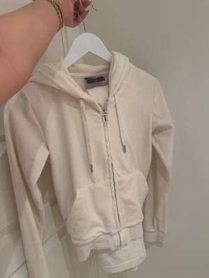 Juicy Couture vit - Present från mitt ex. Den är felfri, koftan är i xs och byxorna i s. Säljer för 1300 kr tillsammans! ❤️