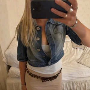 Denimjacka / bolero - Skitsnygg kort denimjacka eller bolero! Står storlek 38/40 men passar på allt mellan xs - s - m❤️❤️
